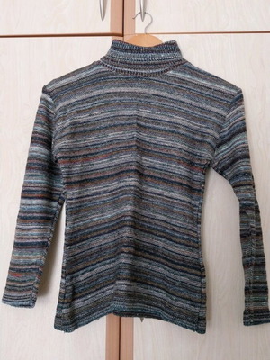 Knitted turtleneck sweater used, one size, colorful