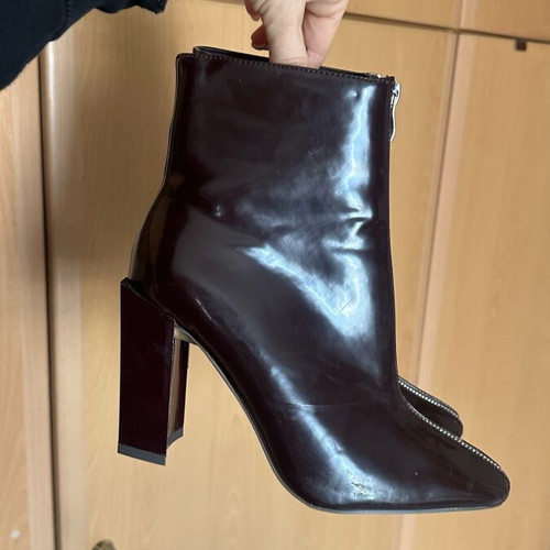 Burgundy ankle boots size 39 like new with impressive heel and zipper