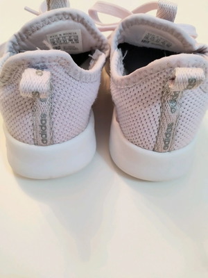 Παιδικά παπούτσια αθλητικά Adidas μεταχειρισμένα, νούμερο 31, μωβ