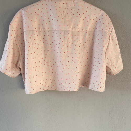 Cropped shirt with hearts one size, like new, beige and red
