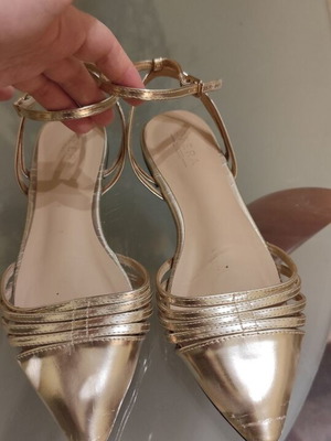 Gold flat sandals size 39 used, comfortable and light