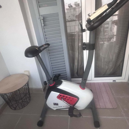 Static exercise bike with adjustable resistance and electronic display