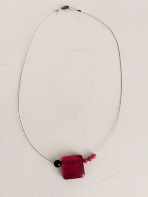 Necklace like new with red square bead, summer style and delicate