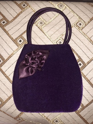 Βραδινό τσαντάκι σαν καινούργιο μωβ βελούδο με λουλούδι και μαγνητικό κλείσιμο