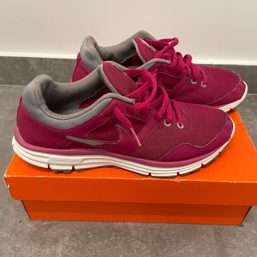 Nike Lunarfly 4 athletic shoes size 38 like new, purple