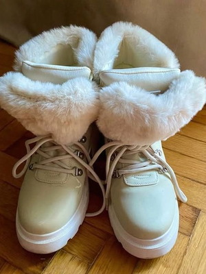 Kendall+Kylie boots size 40 like new, beige with fur lining