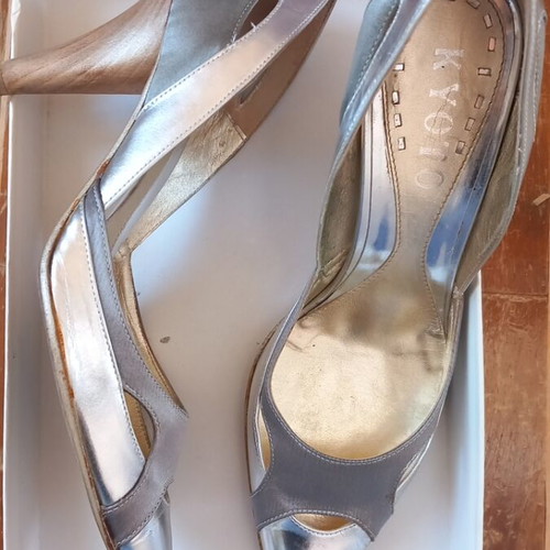 Kyoto No37 Silver Leather Pumps like new