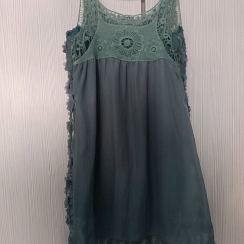Long blouse with embossed flowers medium like new, green