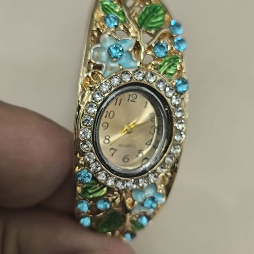 Women's Floral Bracelet Watch with Quartz Movement and Strass