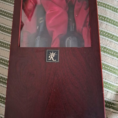 Wines 2005 in wooden box like new, set of 2 bottles
