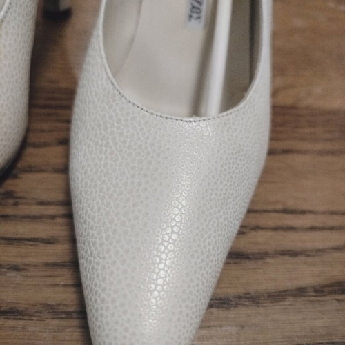 White leather pumps like new