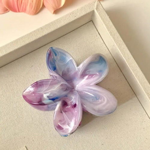 Hair clip new with plastic flowers in three colors