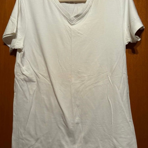 Men's short-sleeve white t-shirt like new, size M with yellow mark
