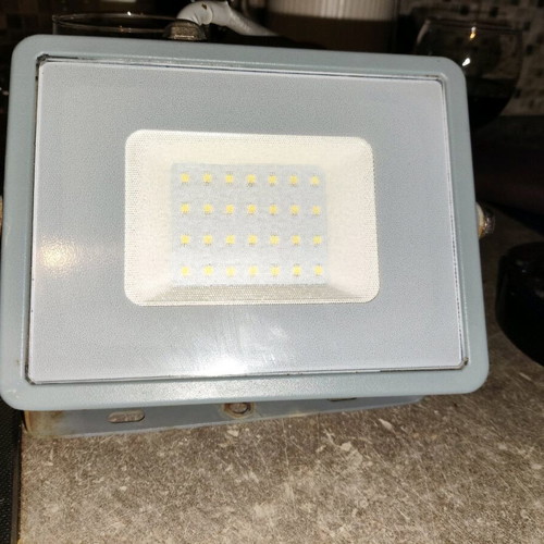 V-TAC Led floodlight 30W like new, cool white