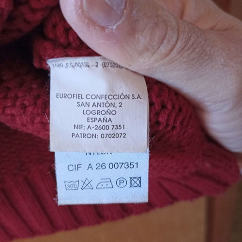 Springfield red sweater used, size Large