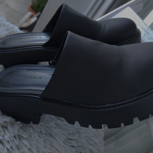 Pull & Bear slippers like new, black rubber sole 5 cm, size 38