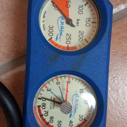 Complete diving equipment set used with regulator, console & octopus