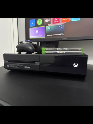 Xbox One κονσόλα 500GB μεταχειρισμένη με χειριστήριο και 2 παιχνίδια