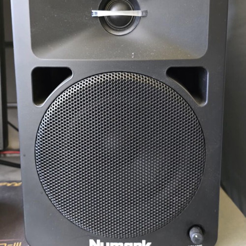 Numark N-Wave 580 L powered speaker like new, pair 5.25”