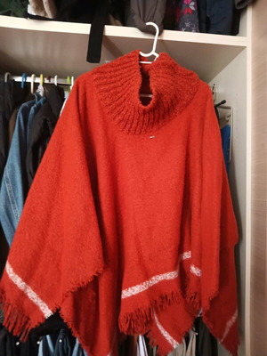 Poncho Fanky Buddha like new, wool red