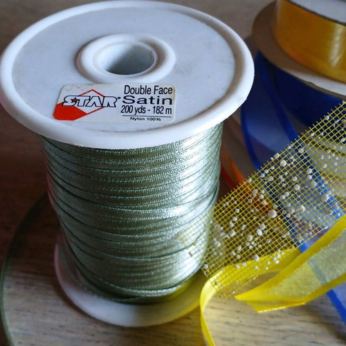 Pack of 8 vintage ribbons like new