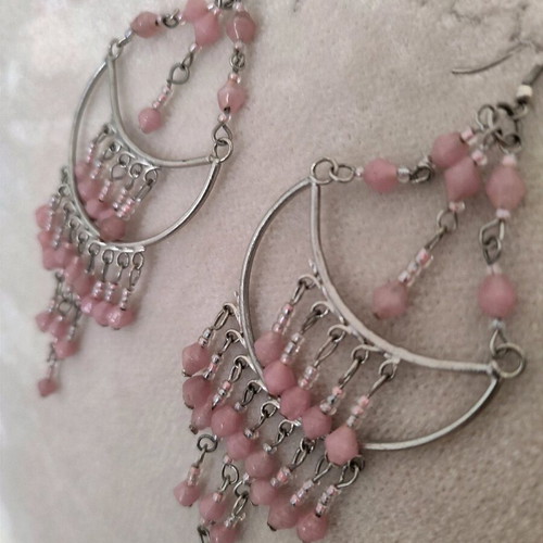 Chandelier earrings faux silver with pink stones in very good condition
