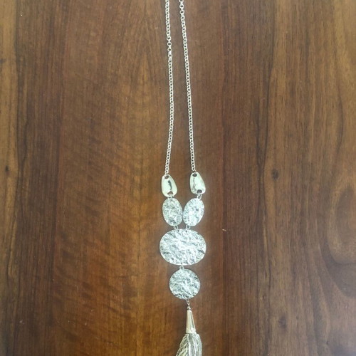 Long necklace in gold color like new