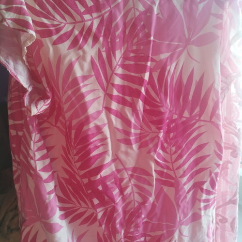 Shirt like new, pink fuchsia shades, size M