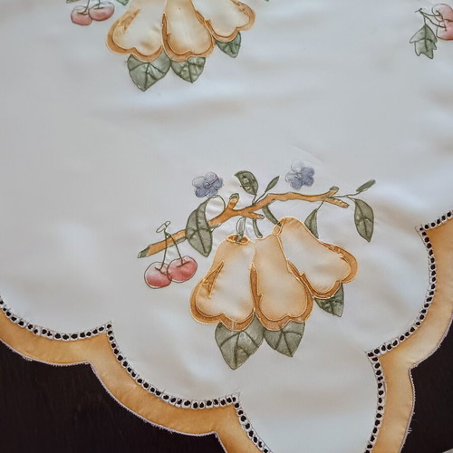 Large embroidered tablecloth like new, 88×88 cm