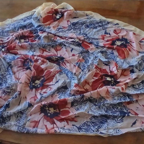 Women's scarf like new with artistic patterns and colors