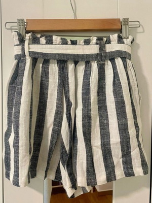 Λινό σορτς Bershka μέγεθος M άσπρο σαν καινούργιο