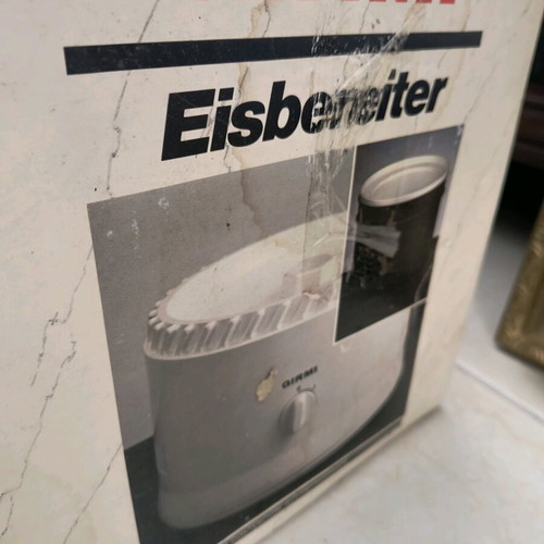 Ice cream maker collectible like new, vintage