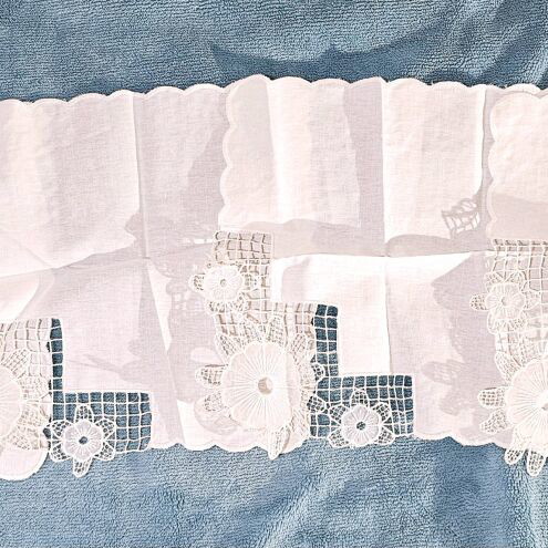 Decorative lace and flower set of 4 square pieces like new