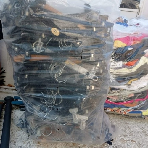 Hangers like new, pack of 1,500 for clothing stores