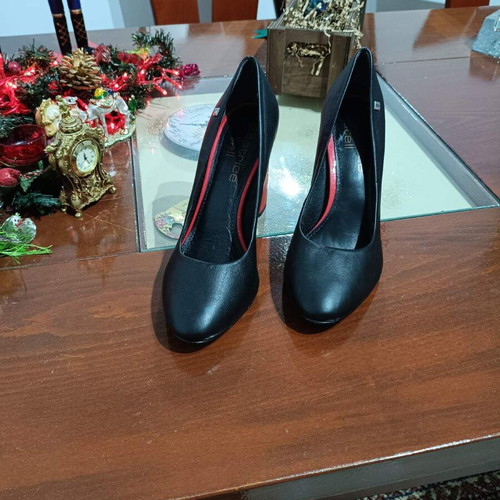 Beatrice Estell leather pumps like new, black with red heel