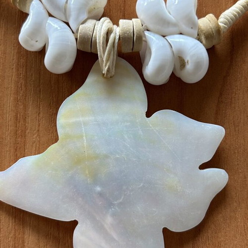 Set of 2 necklaces used, white shade with shells and synthetic pieces