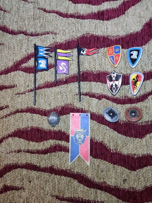 Playmobil знамена, щитове и каски на рицари като нови