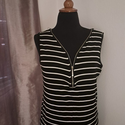 Sleeveless blouse with zipper used, black and white, fits up to large