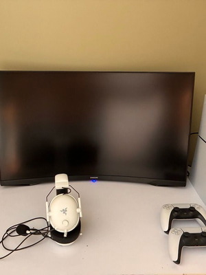 PlayStation 5 Slim console with Samsung Odyssey G5 32'' monitor, Razer BlackShark V2 X headset and 2 controllers