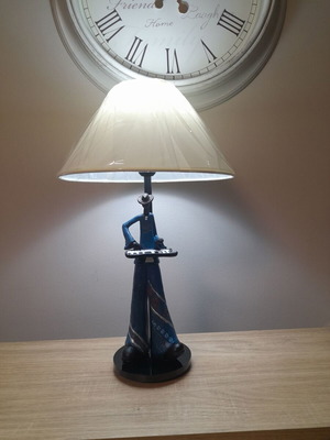 Table lamp with pianist figure on plexiglass base and beige shade