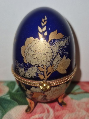 Limoge porcelain decorative egg like new