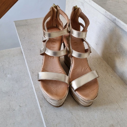 Dolce leather women's high platform shoes like new, beige