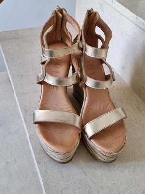 Dolce leather women's high platform shoes like new, beige