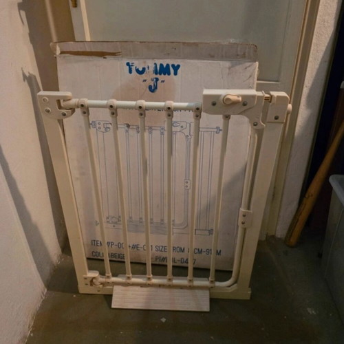 Tommy J baby safety gate with extension panel, beige