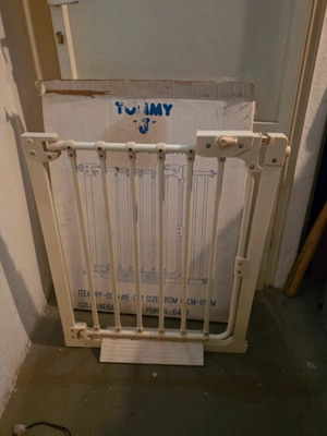 Tommy J baby safety gate with extension panel, beige