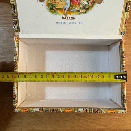 Romeo y Julieta wooden cigar box used, empty
