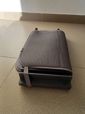 Umbra plate holder like new, gray portable with elastic band