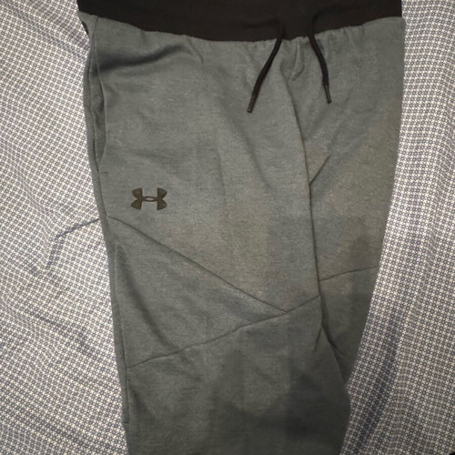 Under Armour φόρμα Large με ανάγλυφο σήμα σαν καινούργιο, μαύρο και γκρι