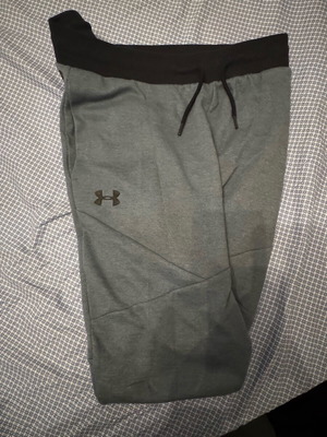 Under Armour φόρμα Large με ανάγλυφο σήμα σαν καινούργιο, μαύρο και γκρι