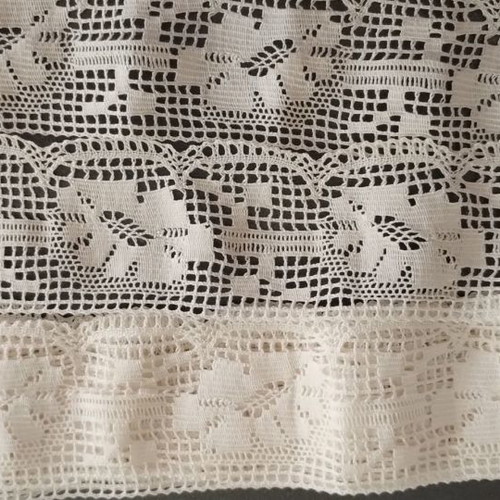 Machine lace like new, 8.00x6.5 and 4.70x3 in three pieces